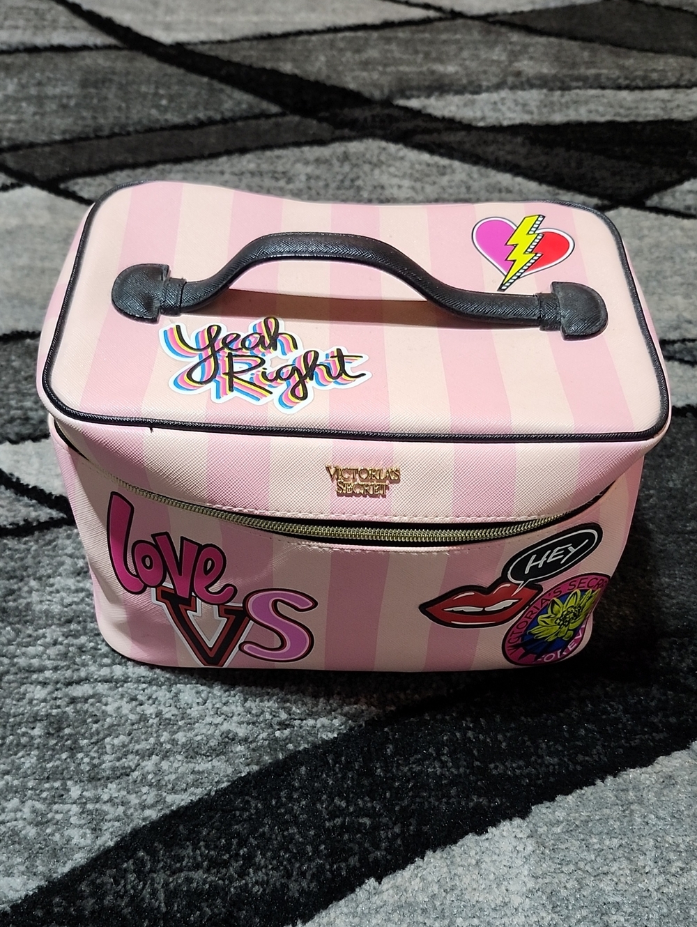VICTORIA SECRET 2018 ICONIC STRIPED GRAFFITI-PATCH RUNWAY TRAVEL TRAIN CASE